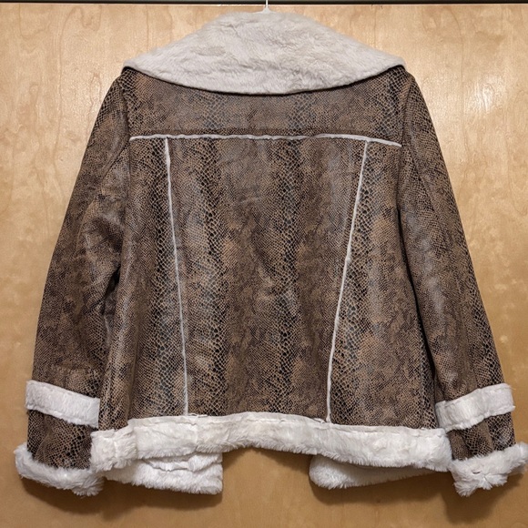 Elegant Faux Fur Trimmed Teddy Jacket - Picture 6 of 7